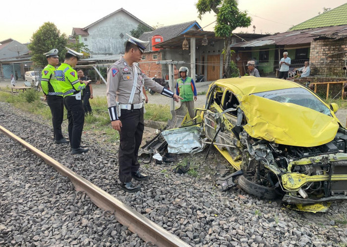 Mobil Daihatsu Ayla di Muara Enim Ini Ringsek Tertabrak Kereta Api, Begini Kondisi Sopirnya