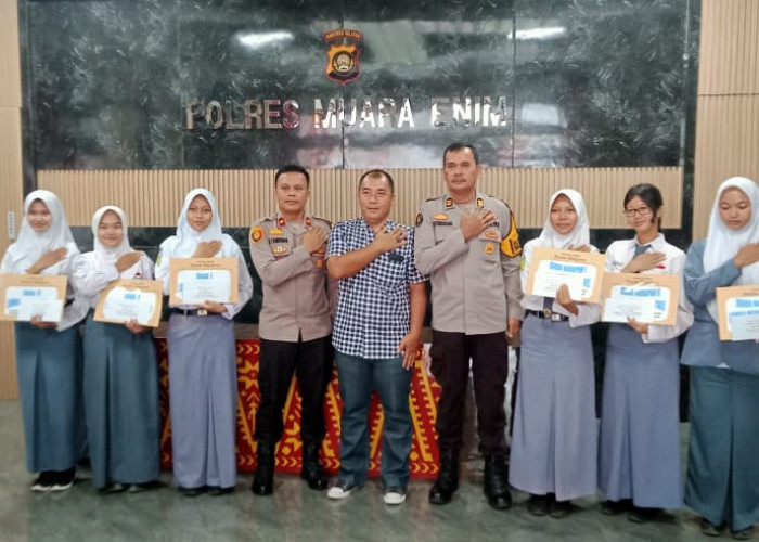 Wakapolres Muara Enim Serahkan Hadiah Lomba Menulis Artikel enimekspres.co.id, Ini Pesannya Kepada Pemenang