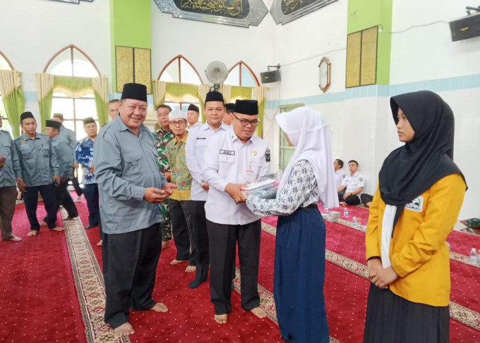 Baznas Muara Enim Distribusikan 122 Paket Sekolah dan Asupan 13 Anak Balita Wasting