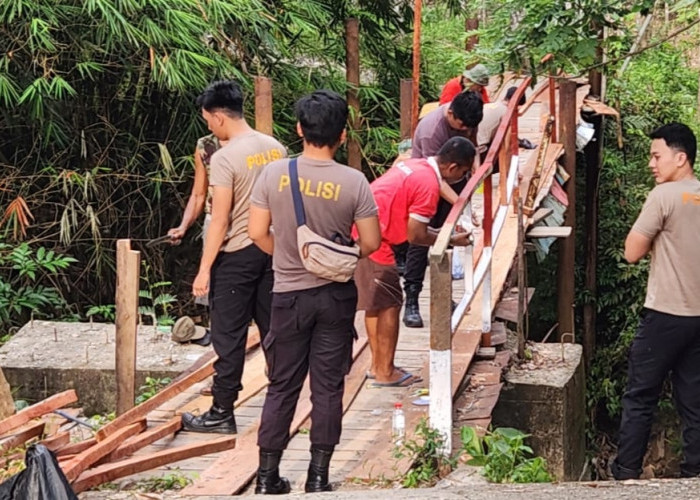 Anggota Polres Muara Enim Perbaiki Jembatan Penghubung Antar Kampung