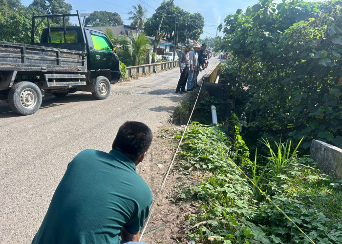 Anggota Satlantas Polres Muara Enim Gerak Cepat Tindak Lanjuti Kerusakan Jembatan Lingga 2