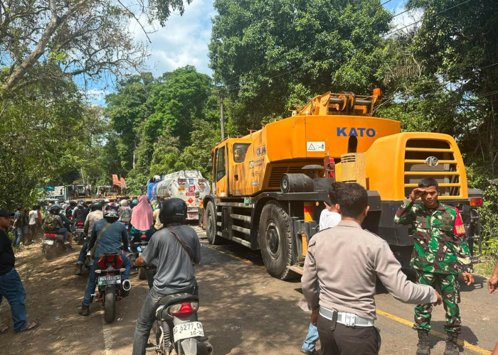 Truk Tangki BBM Terguling di Muara Enim, Timbulkan Kemacetan Panjang