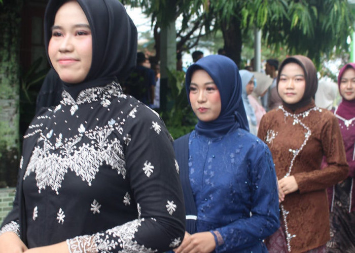 MAN 1 Muara Enim Lestarikan Budaya Lewat Peragaan Busana Kebaya Muslim