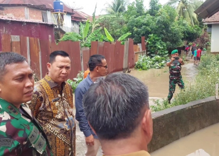 Tinjau Banjir di Kelurahan Tanjung Enim, Pj Bupati Muara Enim Pastikan Tidak Ada TPS Terendam