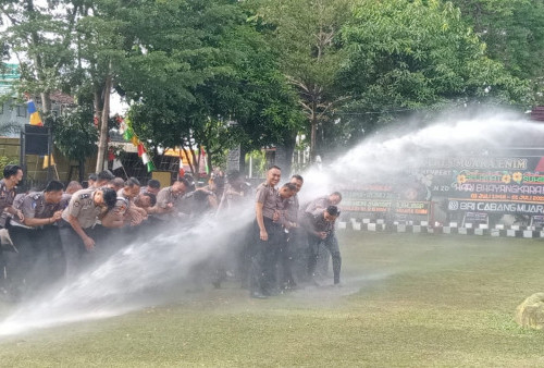 Naik Pangkat, 51 Anggota Polres Muara Enim Disemprot Water Cannon