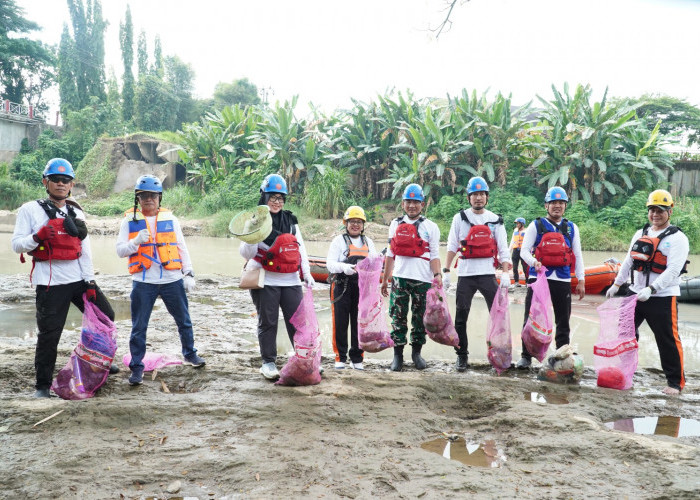 PTBA Gelar Susur Sungai, Angkut 1,56 Ton Sampah dari Sungai Enim