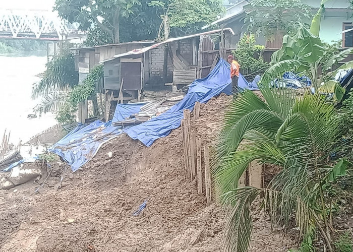 Dampak Proyek Talud Sungai Enim, Longsor Ancam Rumah Warga Kemayoran Muara Enim