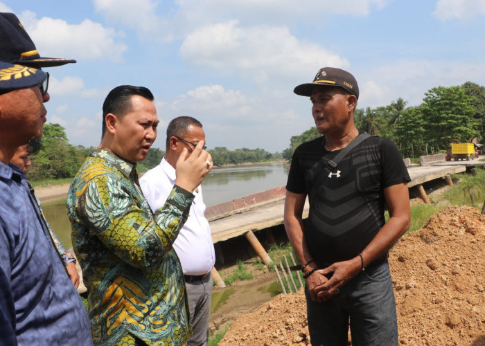 Pj Bupati Muara Enim Tinjau Jalan Longsor di Desa Kasai Sungai Rotan