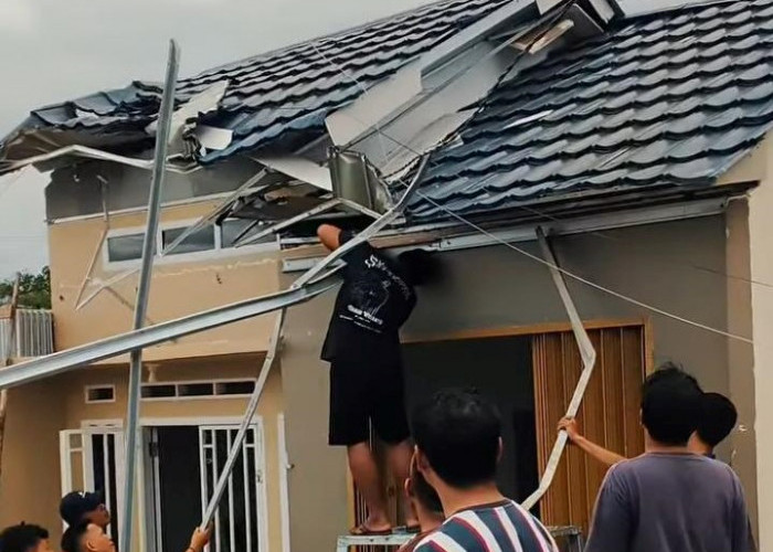 Angin Kencang Terjang Permukiman di Muara Enim dan Pasar Tanjung Enim