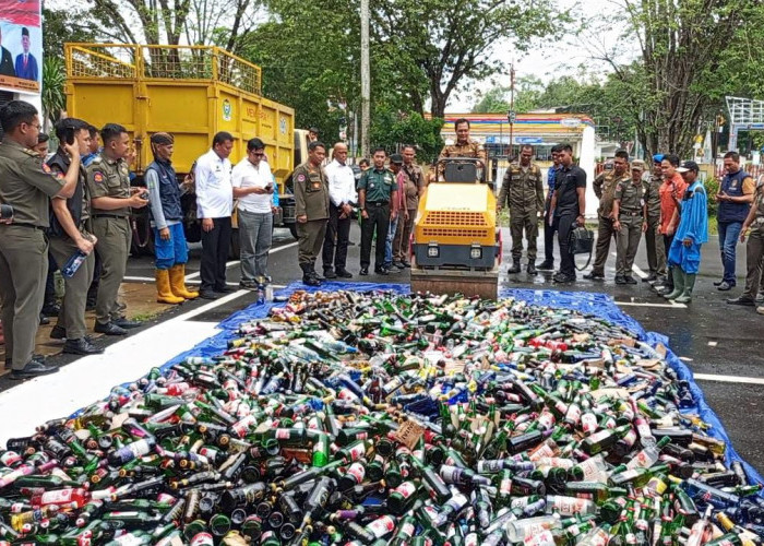 Satpol PP Muara Enim Musnahkan 2.220 Botol Minuman Keras