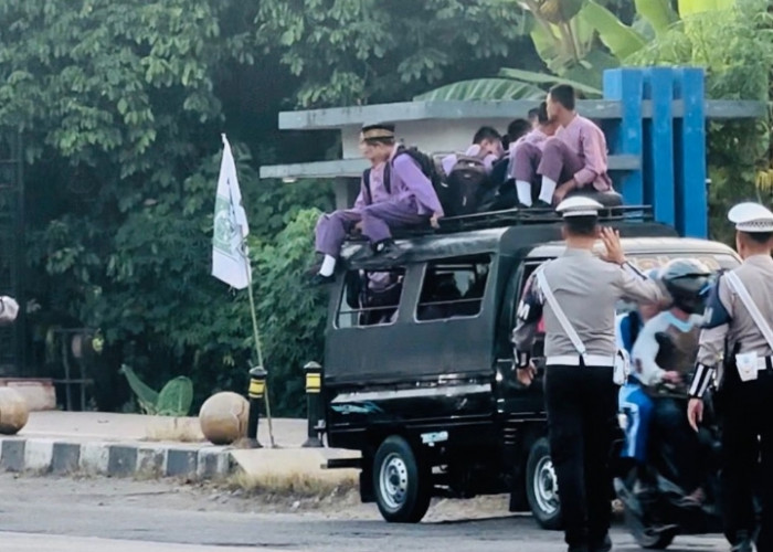 Satlantas Polres Muara Enim Tindak Tegas Sopir Angkutan Desa yang Bawa Pelajar di Atas Atap Mobil