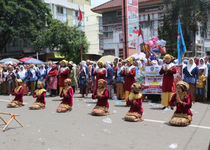 HUT Muara Enim, Ribuan Warga Saksikan Festival Tradisi Ngarak Pengantin