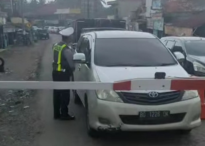 Polisi Tegur Sopir Travel Nekat Terobos Antrean di Pintu Perlintasan Kereta Api Belimbing