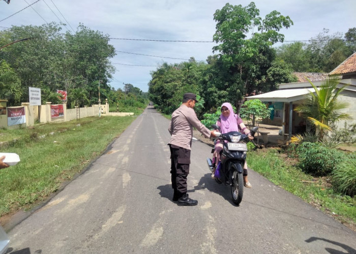 Jumat Berkah, Polsek Rambang Berbagi Nasi Kotak