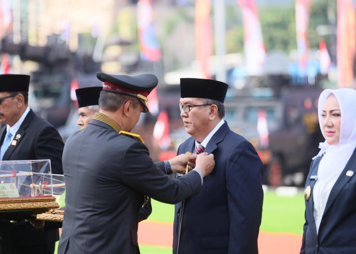 Pj Bupati Muara Enim Ahmad Rizali Terima Pin Emas Kapolri Dalam Rangka Hari Bhayangkara ke-78 Polda Sumsel