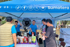 UMKM Binaan PGE Area Lumut Balai Bagikan 500 Cup Kopi Gratis di Festival Panjat Pinang