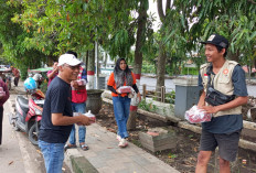 DPC PDI Perjuangan Muara Enim Bagikan 100 Nasi Kotak