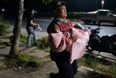 Sigap Saat Patroli, Personel Sat Samapta Polres Muara Enim Evakuasi Pengendara Pingsan