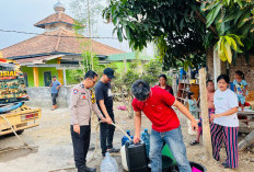 Kemarau Panjang, Polsek Tanjung Agung Salurkan Bantuan Air Bersih untuk Warga