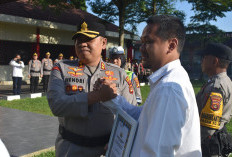 Kapolres Muara Enim Anugerahkan Penghargaan Penuh Makna