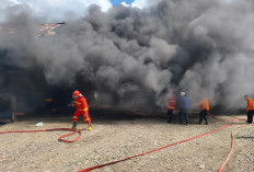 Gudang Penimbunan BBM Ilegal di Muara Enim Terbakar