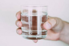 Kamu Wajib Tahu! Berikut 6 Manfaat Minum Sambil Duduk untuk Kesehatan