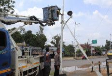 Tiang Lampu Jalan Miring Akibat Ditabrak Truk Tronton di Muara Enim Akhirnya Diperbaiki