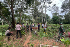 Sambut Ramadan, Polisi-TNI dan Warga Kompak Bersihkan TPU