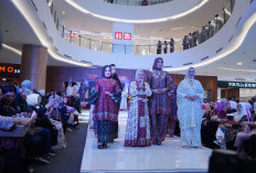 Sentuhan Elegan Warisan Budaya, Feby Deru Hadiri Fashion Show “Jelita Sriwijaya” Karya Tria Gunawan