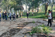 Aktivis Lingkungan Bersama DLH Muara Enim Berkolaborasi Bersihkan Hutan Kota Sungai Aur