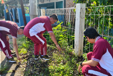 Belida Asri, Anggota Polres Muara Enim Menyapu Harapan dan Menanam Kepedulian 