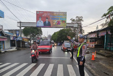 Anggota Satlantas Polres Muara Enim Atur Lalu Lintas di Titik Rawan Kemacetan