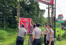 Antisipasi Bencana, Satuan Binmas Polres Muara Enim Pasang Spanduk Waspada Banjir