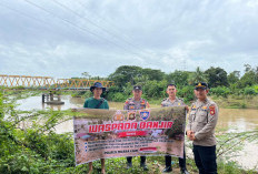 Mitigasi Bencana, Anggota Polres Muara Enim Pasang Imbauan Waspada Banjir