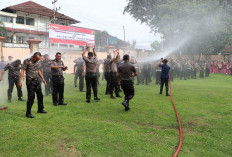 Mobil Damkar Siram Anggota Polres Muara Enim usai Upacara Kenaikan Pangkat