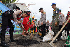 Polres Muara Enim Tambal Jalan Berlubang Dalam Kota