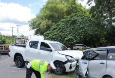 Gagal Nyalip, Avanza dan Hilux 'Adu Kambing' di Muara Enim
