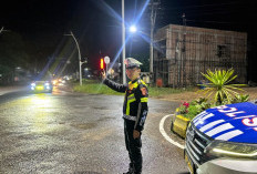 Anggota Satlantas Polres Muara Enim Jaga Keamanan Lalu Lintas di Malam Hari Melalui Giat Blue Light Patrol