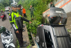 Mobil Innova di Muara Enim Nyungsep ke dalam Parit, Ini Penyebabnya