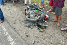 Sepeda Honda Beat Ringsek Tabrak Bus Karyawan di Muara Enim