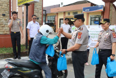 Penuh Kehangatan, Kapolres Muara Enim Bagikan Takjil