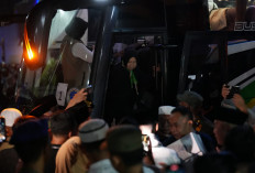 Haru Bahagia Keluarga Sambut Kepulangan 304 Jemaah Haji Muara Enim