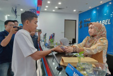 Warga Muara Enim Tukar Uang Baru untuk THR