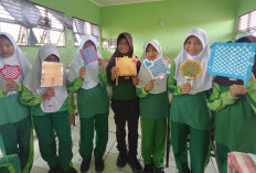Siswa MIN 2 Muara Enim Sulap Limbah Kertas jadi Kipas Anyaman