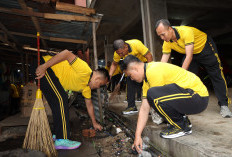 Anggota Polres Muara Enim Bersihkan Fasilitas Umum