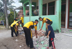 Polsek Gunung Megang Bersihkan dan Bantu Renovasi Masjid Al Ikhlas