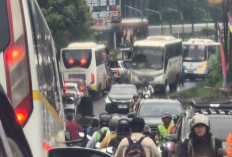 Warga Keluhkan Bus Karyawan Sebabkan Kemacetan