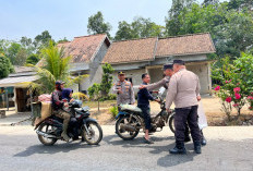 Peduli dan Kebersamaan, Polisi Bagikan Nasi Kotak