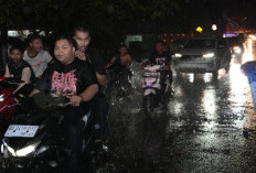 Semarak Pawai Takbir Muara Enim Tetap Jalan di Tengah Hujan