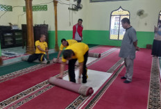 Sambut Ramadan, Anggota Polsek Rambang Gelar Bersih-bersih Tempat Ibadah